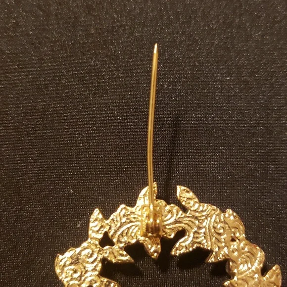 Gold-Tone Pink Porcelain Rose Wreath Brooch. - Picture 4 of 8